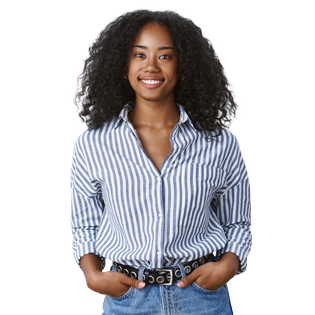 mulher negra de camisa listrada sorrindo