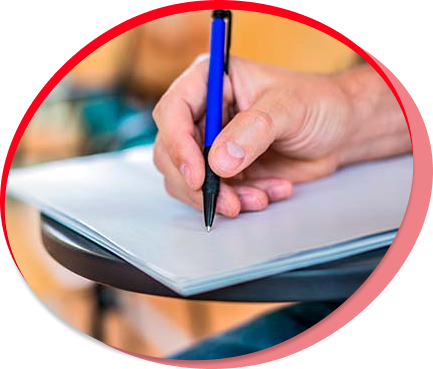 Mão masculina escrevendo no caderno