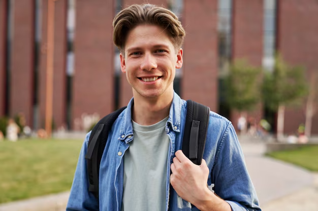 retrato-de-um-estudante-universitario-de-pe-do-lado-de-fora-do-campus-universitario_1112411-7585